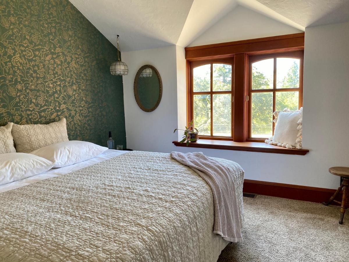 Harrisburg Mount Tom House Bed & Breakfast エクステリア 写真