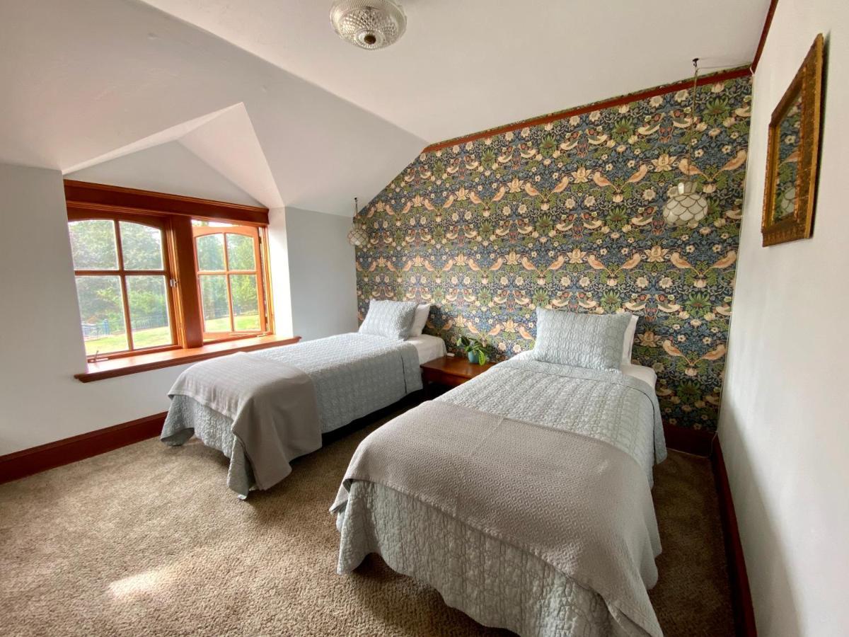 Harrisburg Mount Tom House Bed & Breakfast エクステリア 写真
